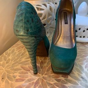 This shoe I bought in Brazil and made of excellent quality suede leather.